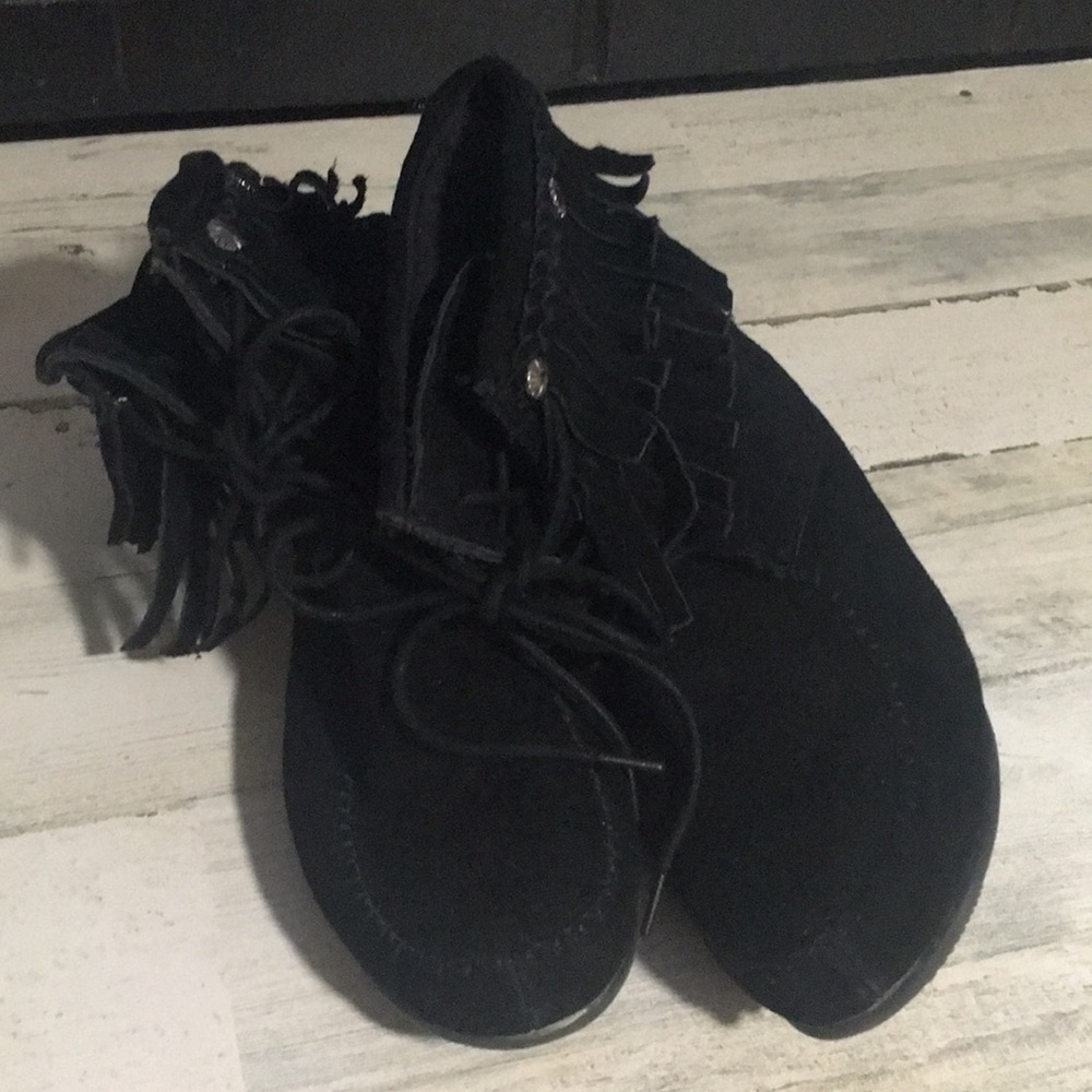 Bucco woman’s black moccasin type lace up ankle boots with fringe size 9